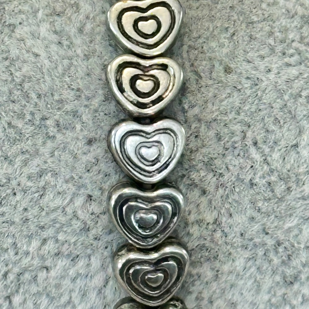 Silver tone stretchy bracelet w/carved Heart beads all the way around - Picture 2 of 13